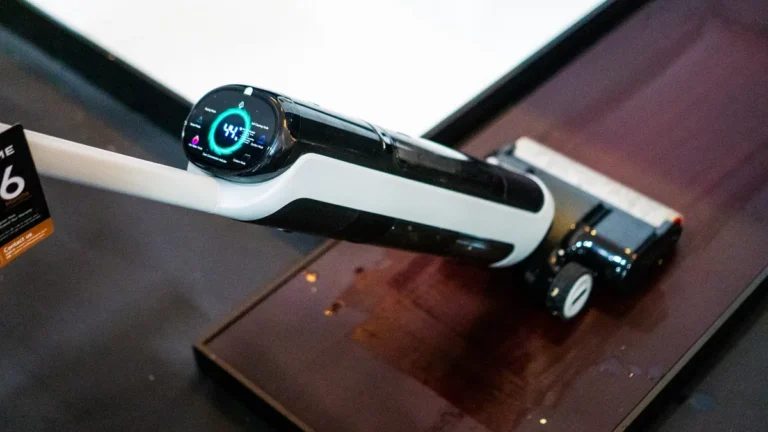 Tôi đã thử máy hút bụi ướt và khô mới của Dreame giúp giảm dị ứng bằng cách phun nước lên thảm